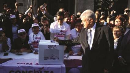 López Obrador también ha votado en las consultas populares