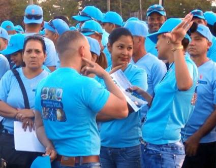 Jóvenes trabajadores de la empresa eléctrica en Isla de la Juventud