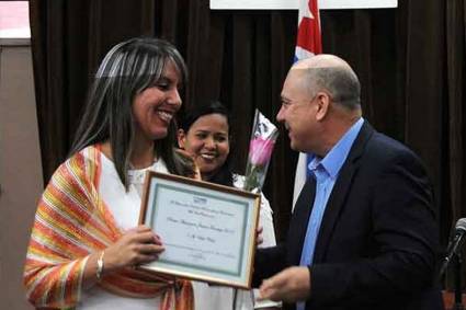 El doctor Roberto Morales Ojeda reconoce labor de jóvenes destacados en la innovación y la aplicación de los resultados científicos.