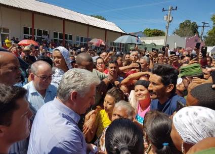 Presidente Miguel Díaz-Canel conversa con el pueblo en Contramaestre durante la visita de gobierno a Santiago de Cuba