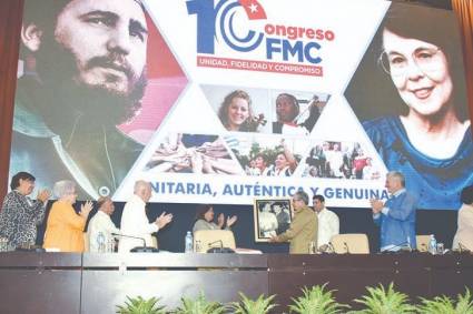 Durante el Congreso se obsequiaron varios presentes al General de Ejército Raúl Castro Ruz: una fotografía que recuerda un instante de la «boda rebelde» entre él y Vilma, así como un álbum con estampas de mujeres cubanas, como testimonio del protagonismo de ellas dentro de la Revolución.