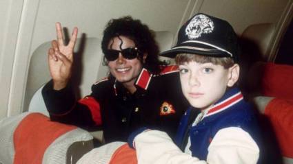 Michael Jackson y James Safechuck en el avión privado de la estrella del Pop