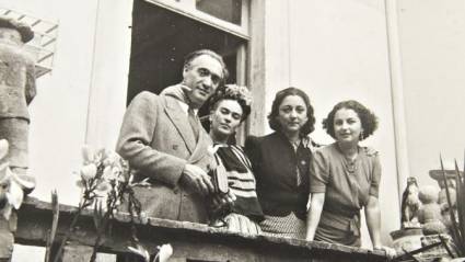 Nickolas Muray con Rosa Covarrubias, Cristina y Frida Kahlo en Coyoacán, en 1939.