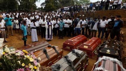 Los entierros de las víctimas del atentado múltiple en Sri Lanka