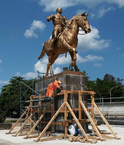La estatua del Mayor General Calixto García  ya está en su nuevo emplazamiento en Miramar