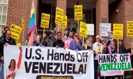 Manifestantes en apoyo al gobierno de Nicolás Maduro en las cercanías de la embajada de Venezuela en Washington