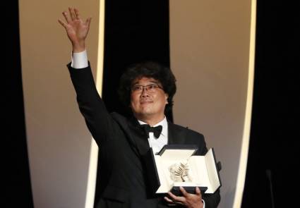 El director Bong Joon-ho recibe la Palma de Oro por Parasite