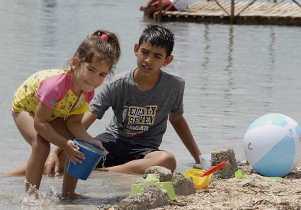 Niños jugando en la arena