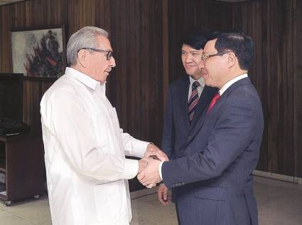 Recibió Raúl  al Canciller de Vietnam