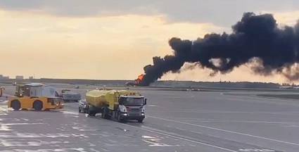 Avión Sukhoi Superjet aterriza de emergencia en aeropuerto de Moscú