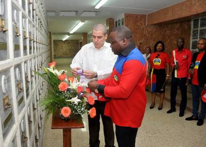 Acompañado por Roberto Conde Silverio, miembro del Buró Nacional de la UJC.