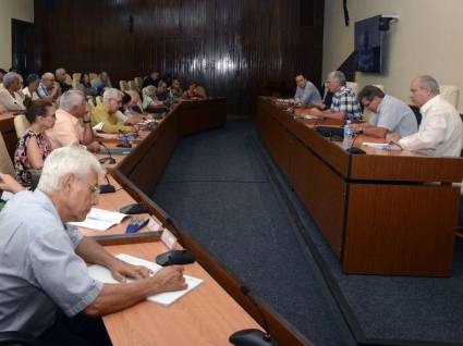 Presidente Díaz-Canel sostiene encuentro con intelectuales cubanos