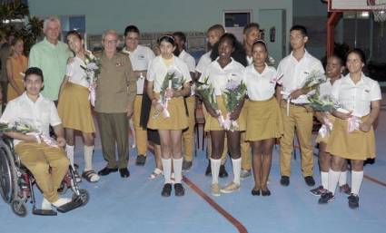 Raúl y Díaz-Canel a graduación de la Escuela Especial