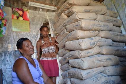 Mujeres y sacos de cemento