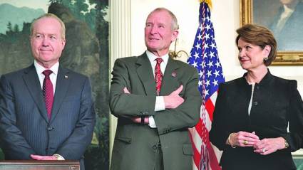 El CEO de Raytheon, Tom Kennedy, el exdirector Nacional de la Inteligencia, Dennis Blair; y la CEO de Lockheed Maryin,Marilyn Hewson, en la casa Blanca