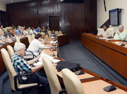 Díaz-Canel en chequeo de programas priorizados de Cuba