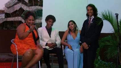 Algunos de los protagonistas del Patio del Bolero: de izquierda a derecha: los cantantes Marilys González, Janisel Pérez y Adriana Guitart, así como el presentador Elio Salas