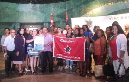 La División Comercial Lauros recibió la Bandera de Vanguardia Nacional