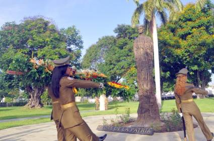 El arreglo floral fue colocado por jóvenes integrantes de la Unidad de Guardia de Honor de la necrópolis santiaguera
