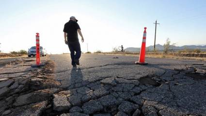 Una carretera dañada por el terremoto del 4 de julio, cerca de la ciudad de Ridgecrest, California, EE.UU.