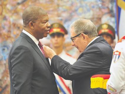 Impuso Raúl  la Orden José Martí  al Presidente de Angola