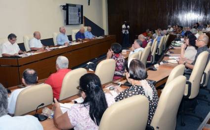 Miguel Díaz-Canel Bermúdez encabeza reunión de trabajo sobre el verano