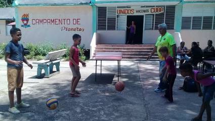 A pesar de que el estado constructivo de la instalación no es bueno, los pioneros de las serranías del Segundo Frente no han dejado de descubrir asombros este verano en el palacio- campamento Frank País.