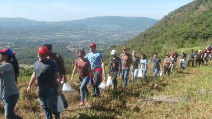 Dirigentes juveniles en la loma de Mícara