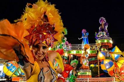 Paseos de carrozas y comparsas del Carnaval 2019, en la ciudad de Holguín