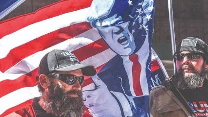 Bandera de Trump enarbolada por extremistas