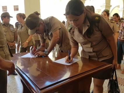 Por Venezuela dieron su firma la víspera, estudiantes y profesores del Instituto Técnico Militar José Martí, Orden Antonio Maceo, Orden Carlos J. Finlay.