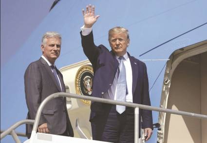 Trump junto a Robert C. O’Brien