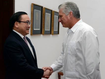 Miguel Díaz-Canel Bermúdez y Hoang Trung Hai