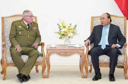 El general de cuerpo de ejército Álvaro López Miera y el primer ministro  de Vietnam, Nguyen Xuan Phuc