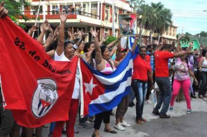 Decenas de personas festejaron frente al Comité Provincial del Partido la noticia.