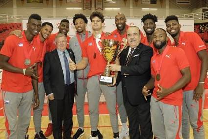 Cristobal Marte Hoffiz, vicepresidente primero de la FIVB y titular de la Norceca, premió al equipo campeón.