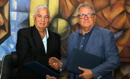 Higinio Vélez (izquierda) y Ricardo Fraccari firmaron importantes acuerdos para bien del béisbol cubano.