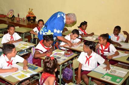 Josaia Voreque Bainimarama conversó en español con pequeños de un aula-museo.