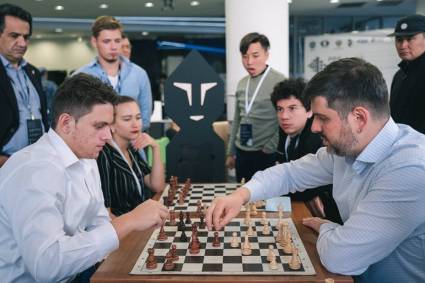 Carlos Daniel Albornoz (izquierda) en uno de sus cotejos ante Peter Svidler en la Copa del Mundo.