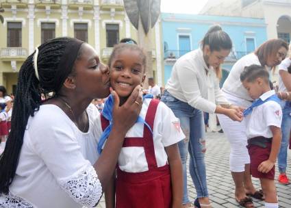 Hoy recibieron la pañoleta azul casi 130 000 niños de primer grado en toda Cuba