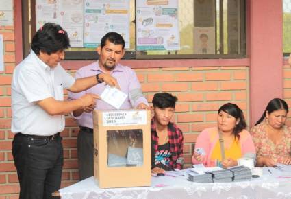 El presidente de Bolivia depositó su voto en la ciudad de Cochabamba