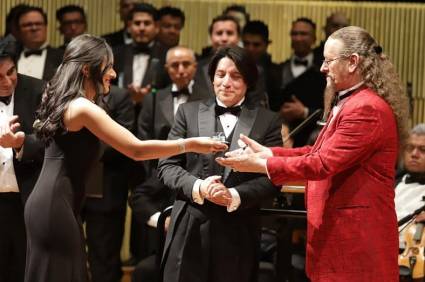 Edesio Alejandro recibiendo el Premio Internacional Batuta