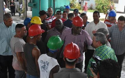 Salvador Valdés Mesa dialoga con trabajadores del central azuacarero Héctor Rodríguez, de Sitiecito, Sagua la Grande.