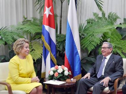 Excelentísima señora Valentina Ivanovna Matvienko junto al General de Ejército Raúl Castro Ruz