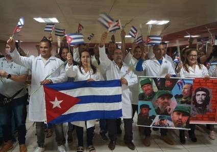 Médicos cubanos que cumplían misión en Bolivia