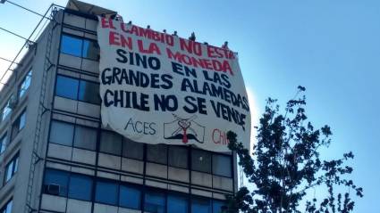 Una tela de la Asamblea Coordinadora de Estudiantes Secundarios (ACES) que refleja la decisión del pueblo chileno.