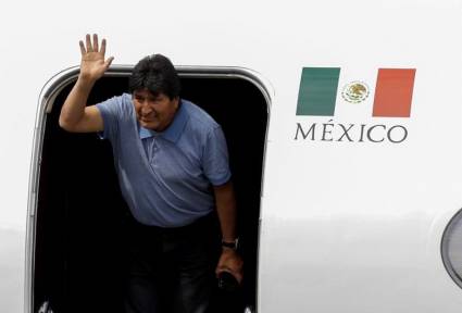 Momento exacto de la salida del presidente de Bolivia, Evo Morales de la aeronave que lo trasladó desde su país a territorio mexicano