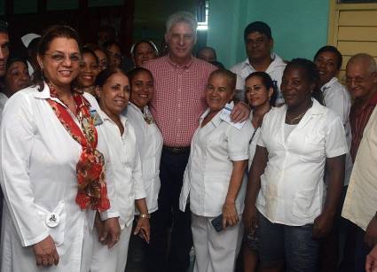 Díaz-Canel acompañado por trabajadores del Hospital General Docente Agustino Neto