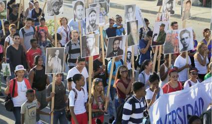 Estudiantes santiagueros homenajearon al líder de la Revolución.