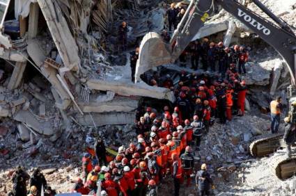 Labores de rescate y salvamento en Turquía tras terremoto.